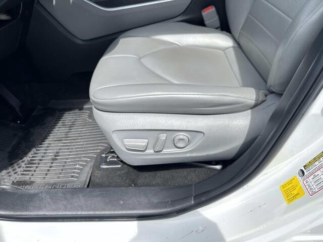 Used 2023 Wind Chill Pearl Toyota XLE image 17