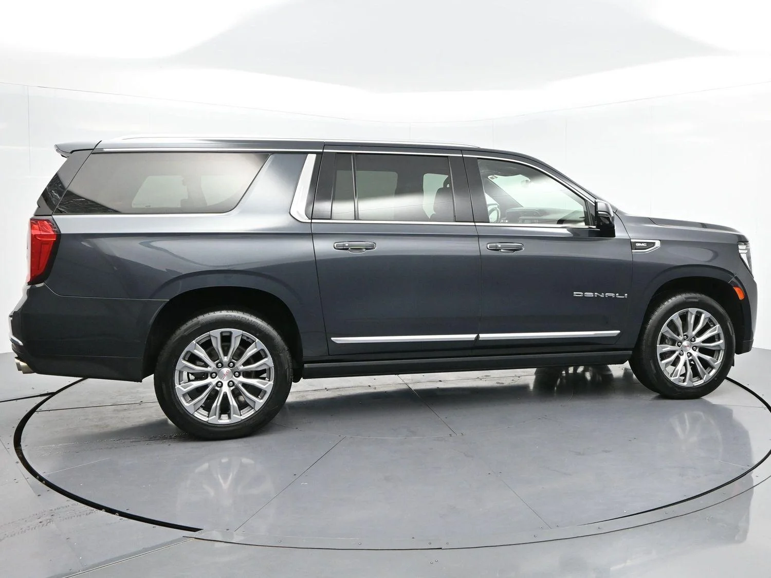 Used 2021 Hunter Metallic GMC Denali image 8