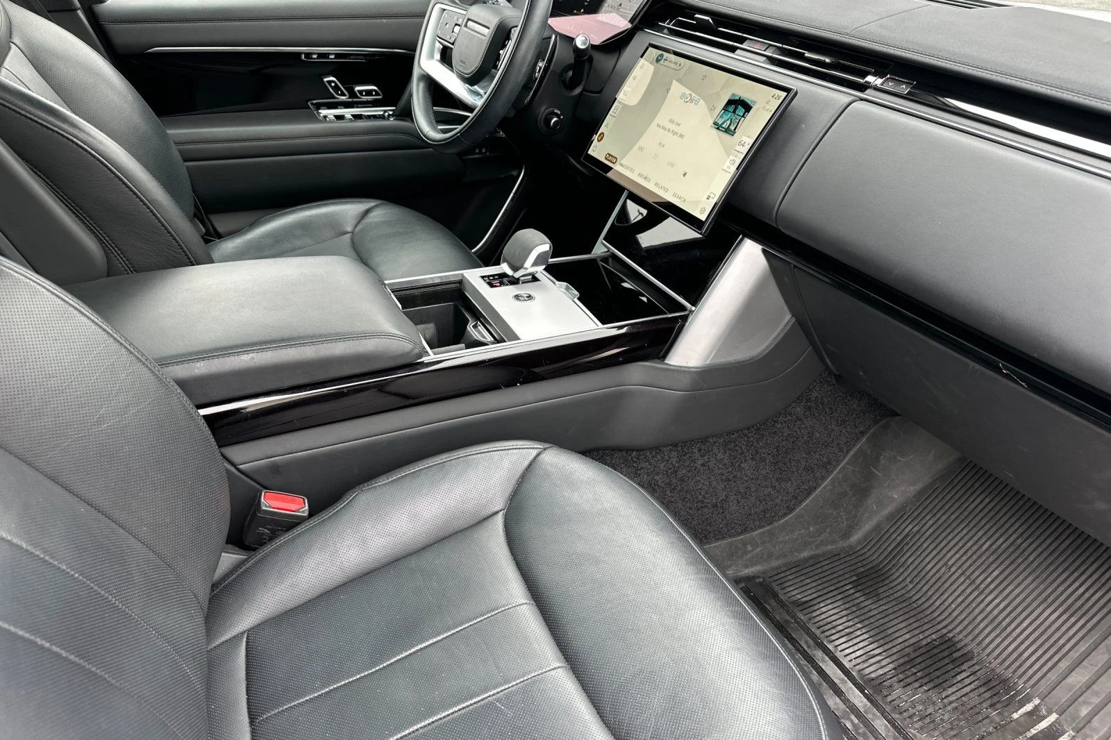 Used 2024 White Land Rover SE image 20