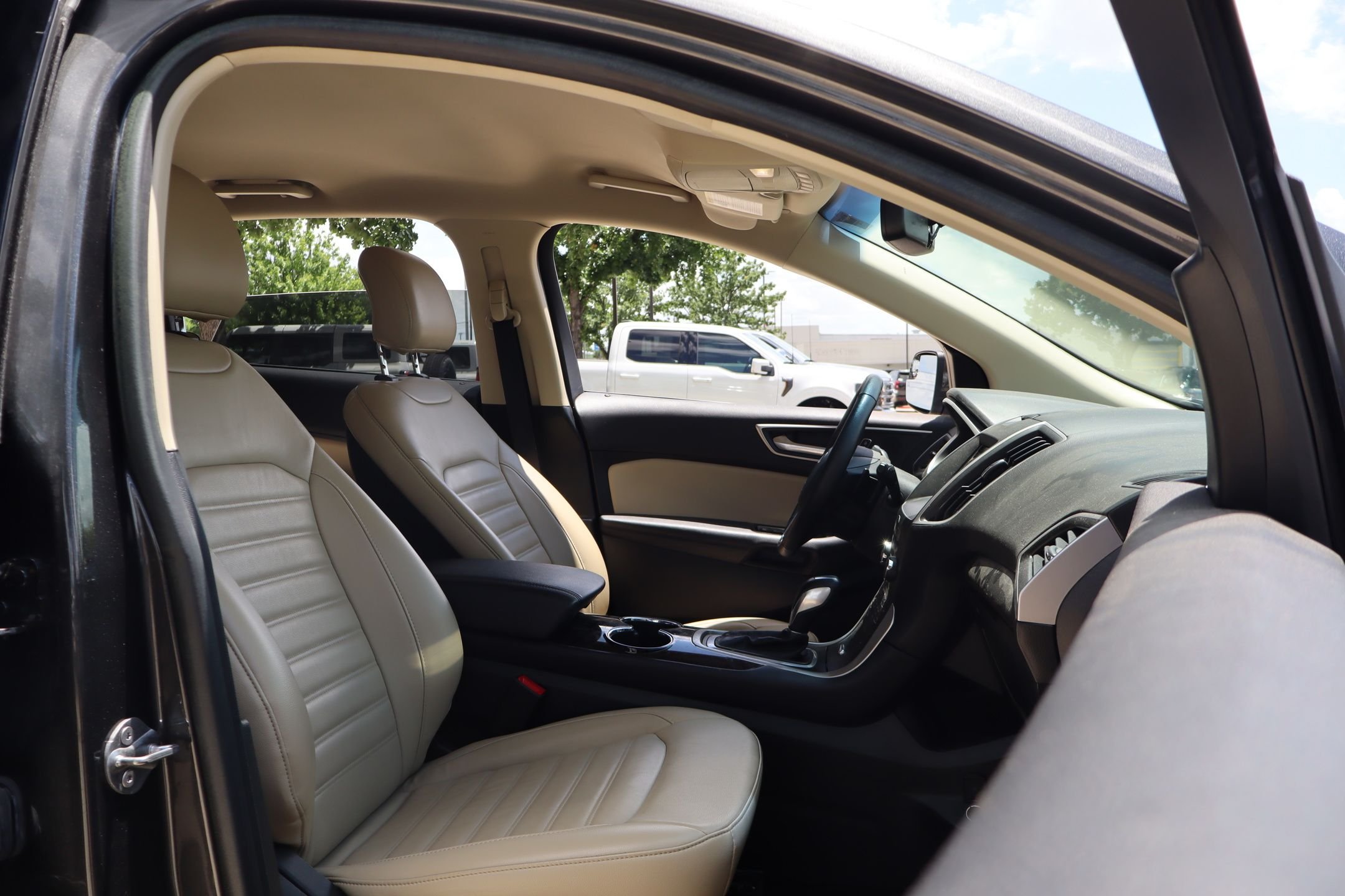 Used 2018 Gray Ford SEL image 28