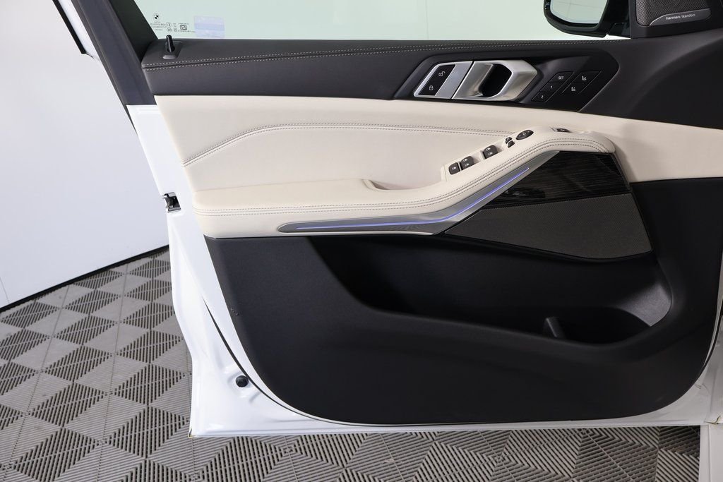 New 2026 Mineral White Metallic BMW xDrive40i image 7