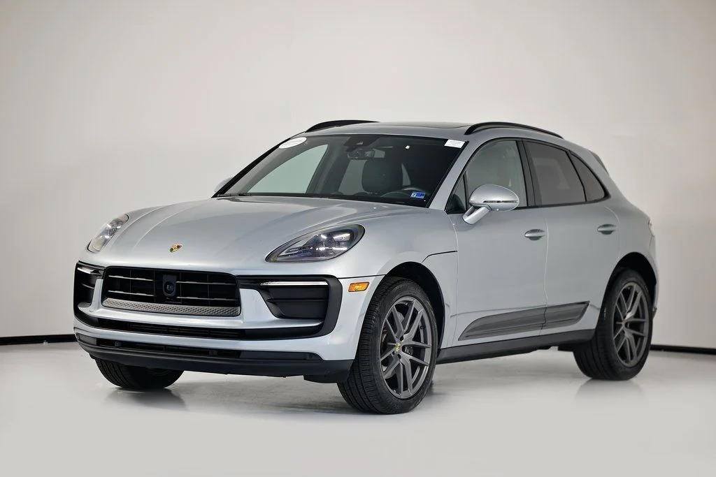 2025 Porsche Macan's photo