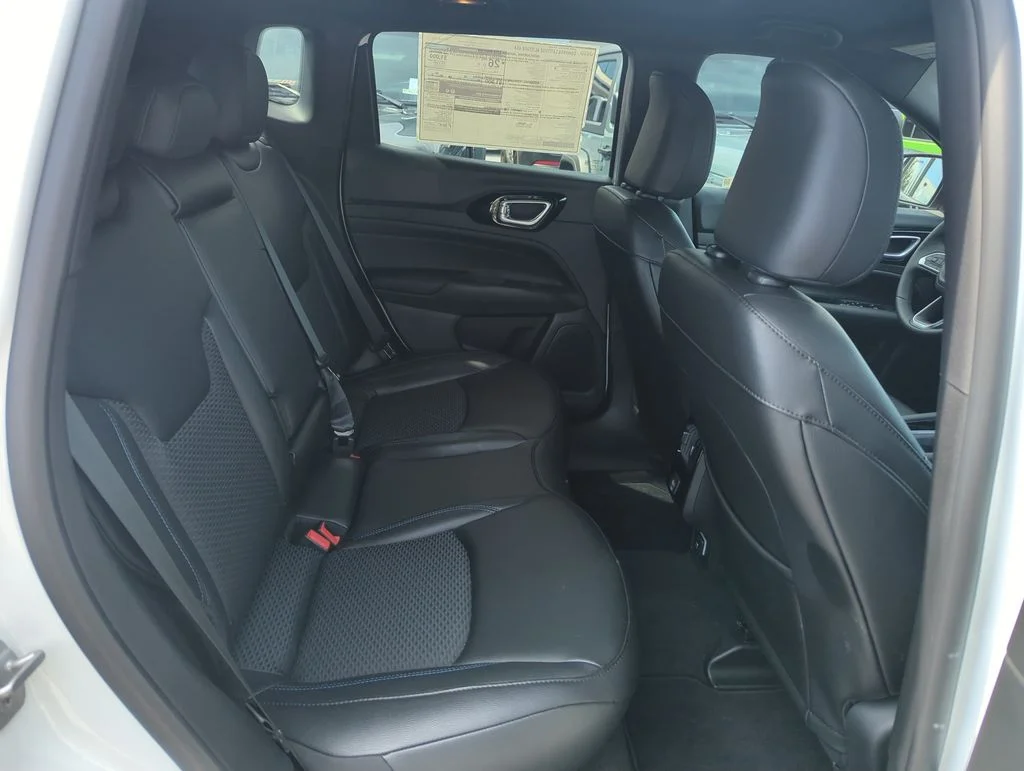 New 2026 Bright White Clear-Coat Exterior Paint Jeep Latitude image 31