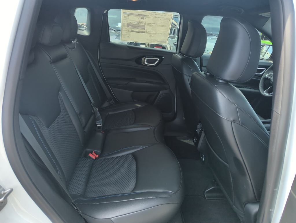 New 2026 Bright White Clear-Coat Exterior Paint Jeep Latitude image 31