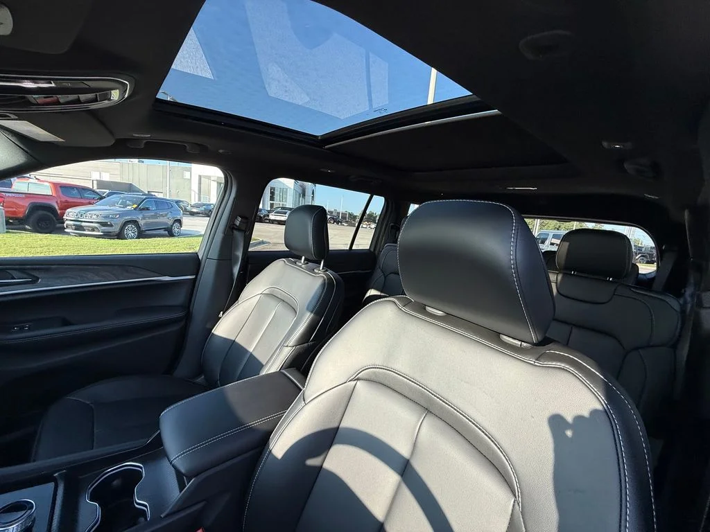 New 2026 Bright White Clear-Coat Exterior Paint Jeep Limited image 21