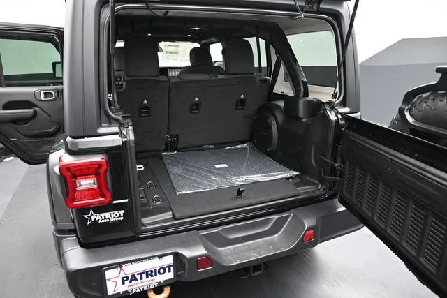 New 2026 Black Clear-Coat Exterior Paint Jeep 85th Anniversary Edition image 21