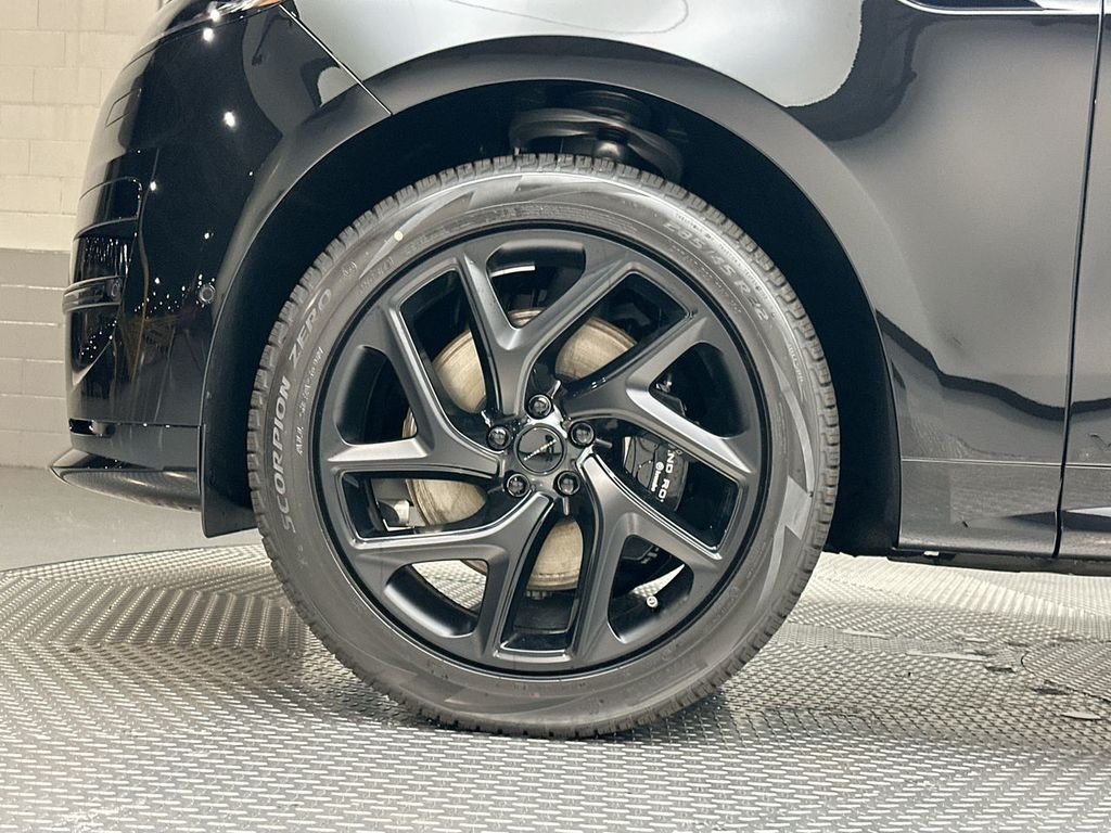 New 2026 Santorini Black LAND ROVER Dynamic SE image 13
