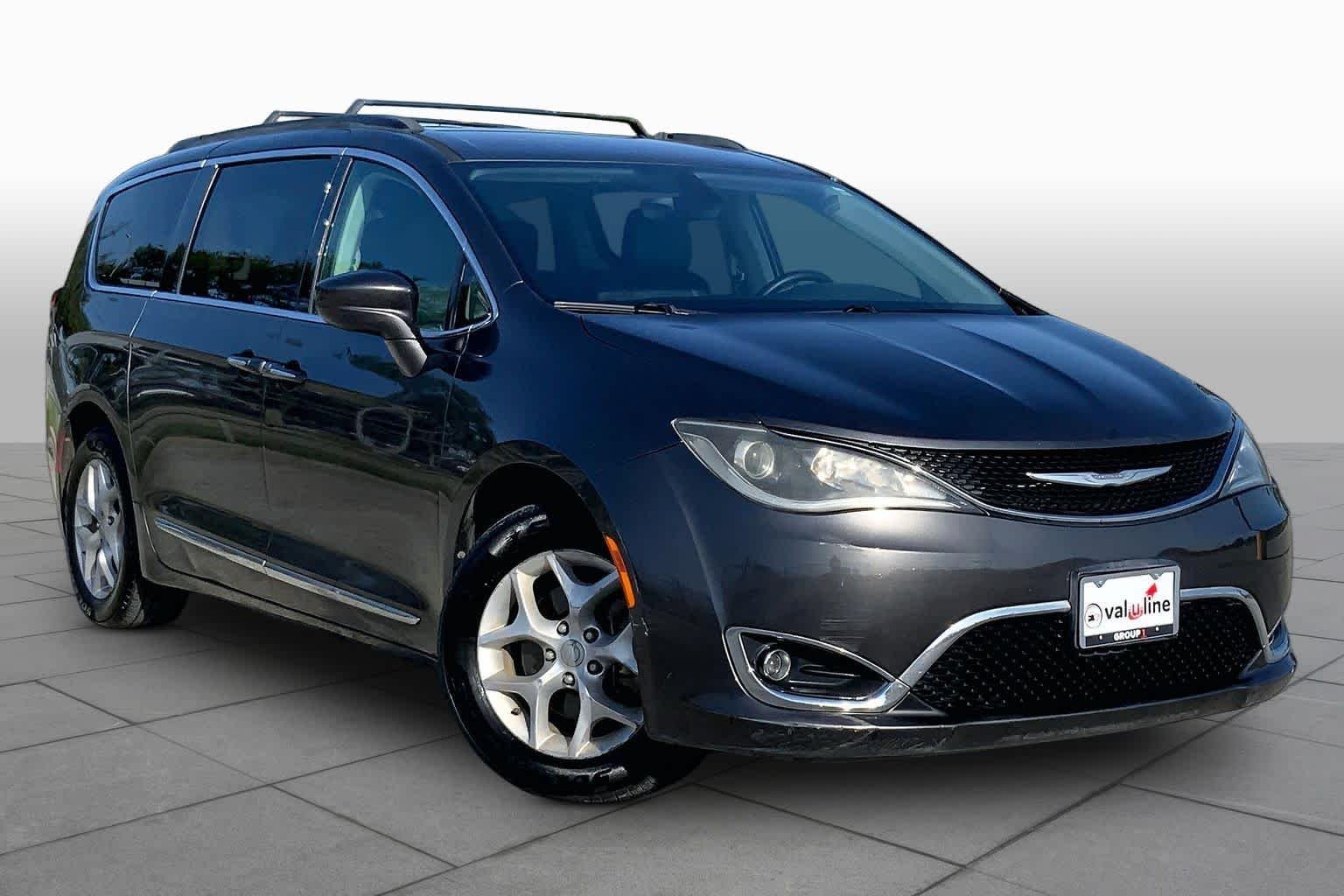 Used 2017 Granite Crystal Metallic Clearcoat Chrysler Touring-L image 3