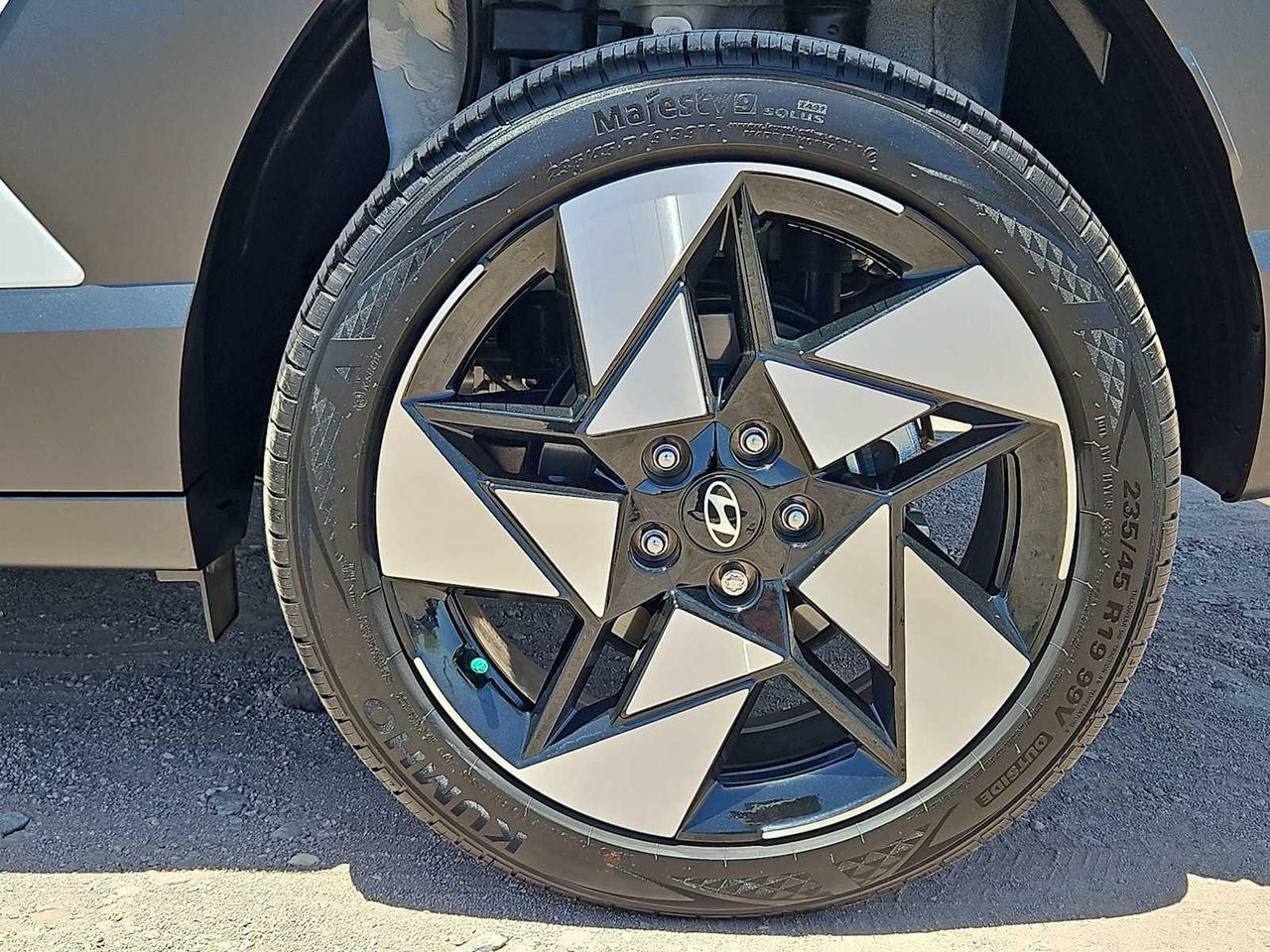 2026 Hyundai Kona Limited - Photo 13