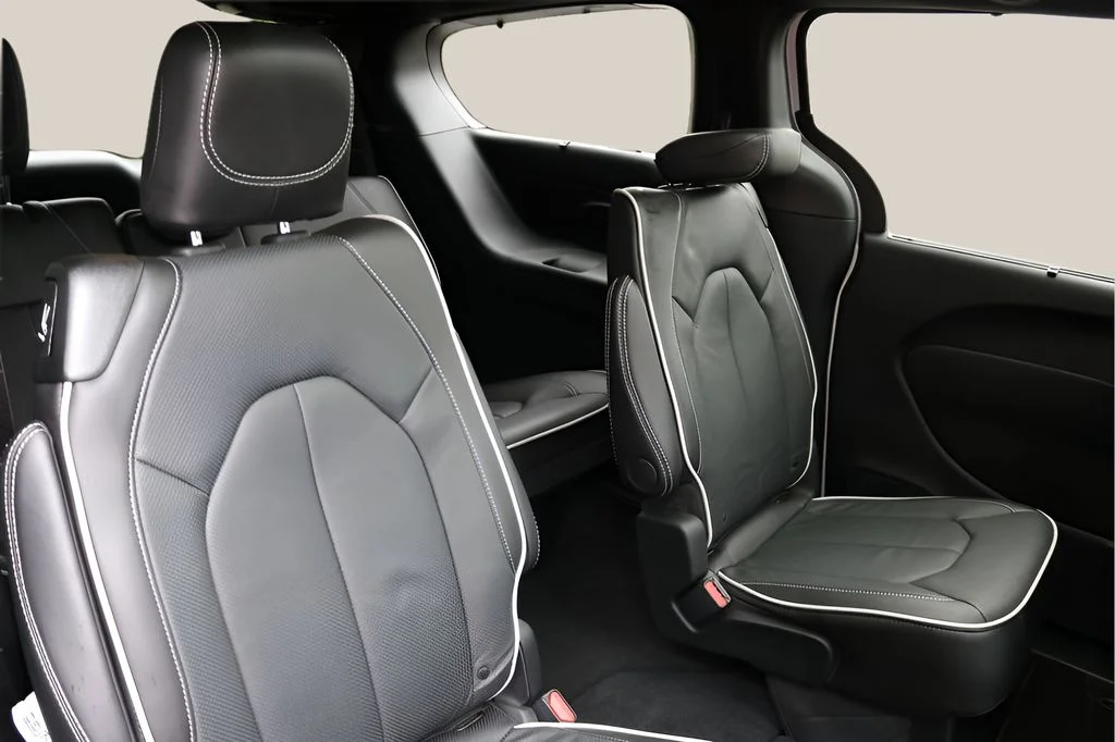 Used 2025 White Chrysler Limited image 19