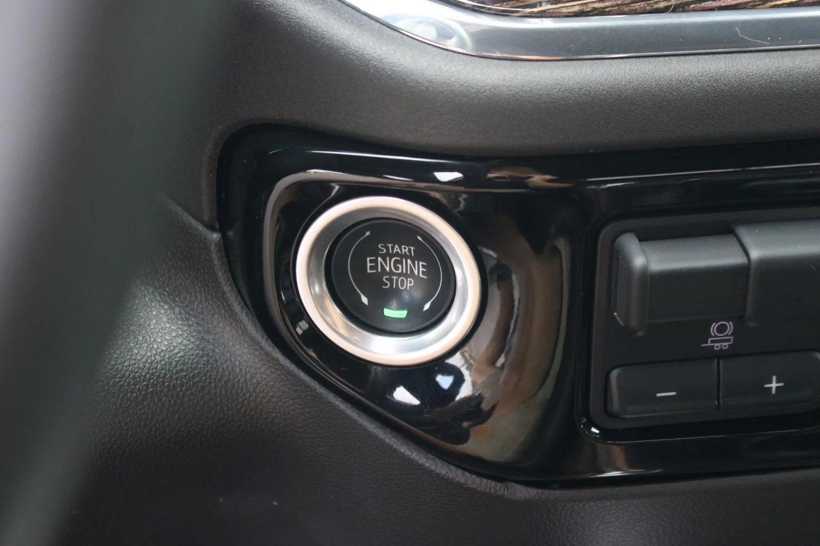 Used 2024 Summit White GMC Elevation image 28