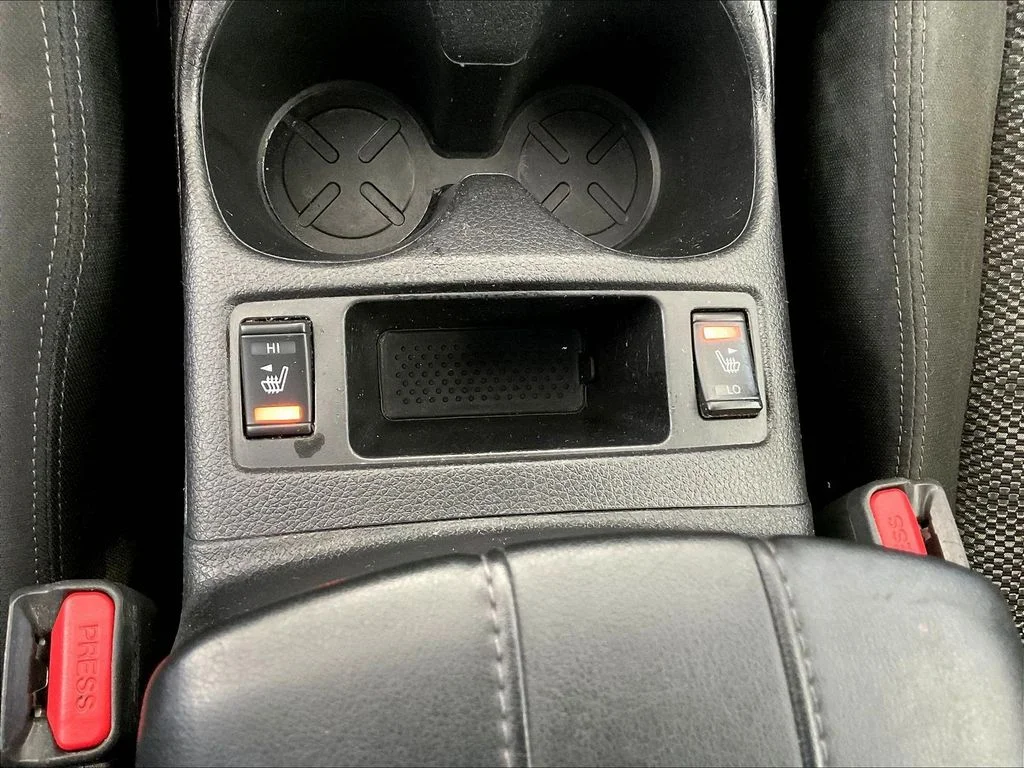 Used 2021 Scarlet Nissan SV image 16