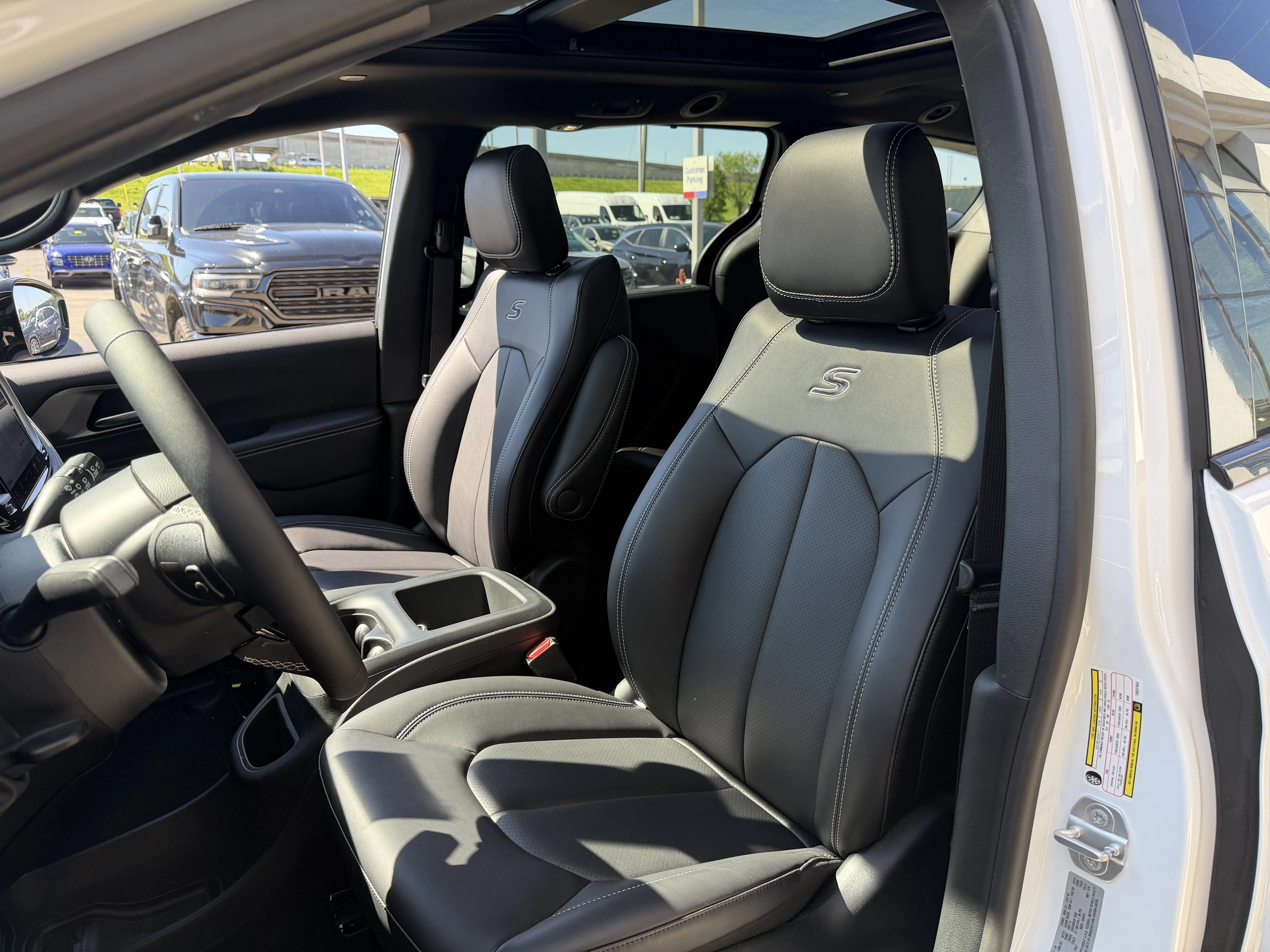 New 2026 Bright White Clear-Coat Exterior Paint Chrysler Select image 32