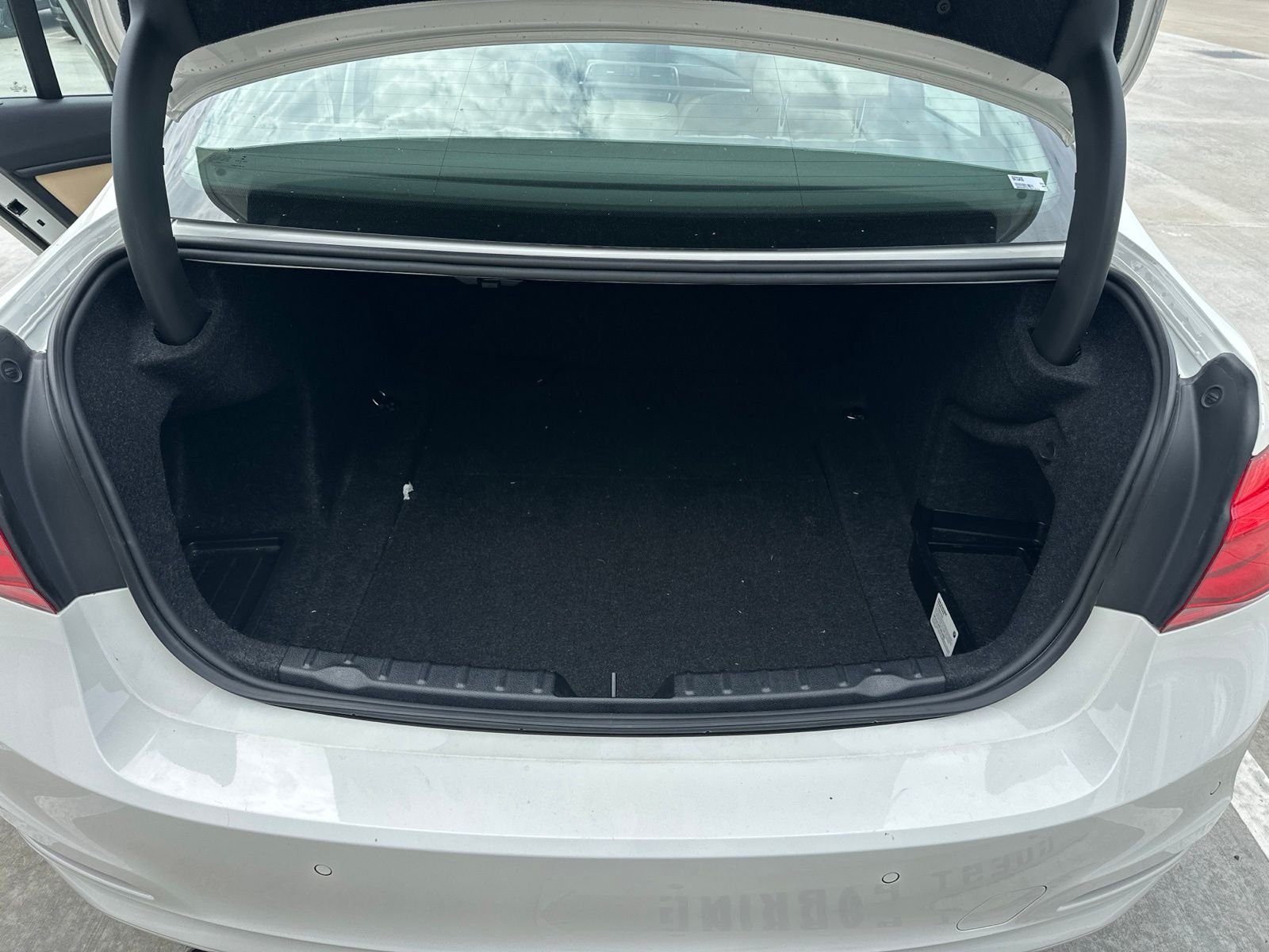 Used 2018 Alpine White BMW 320i image 14