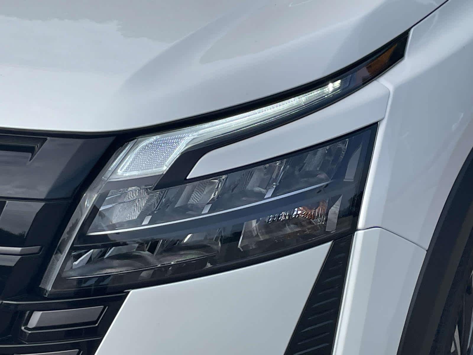 New 2026 Everest White Pearl Tricoat Nissan Platinum image 13