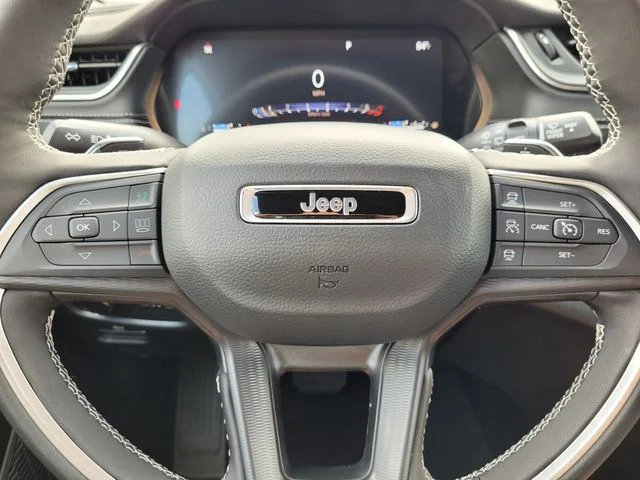 New 2025 Velvet Red Pearl-Coat Exterior Paint Jeep Altitude image 24