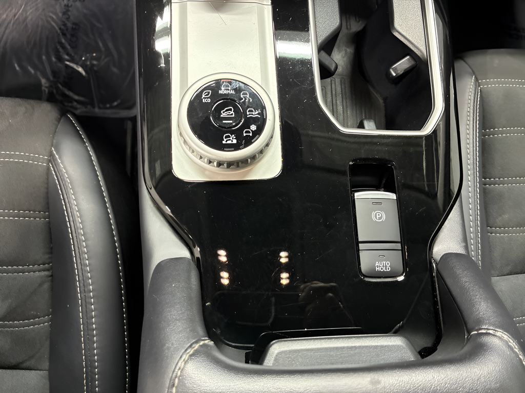 Used 2025  Mitsubishi SE image 13