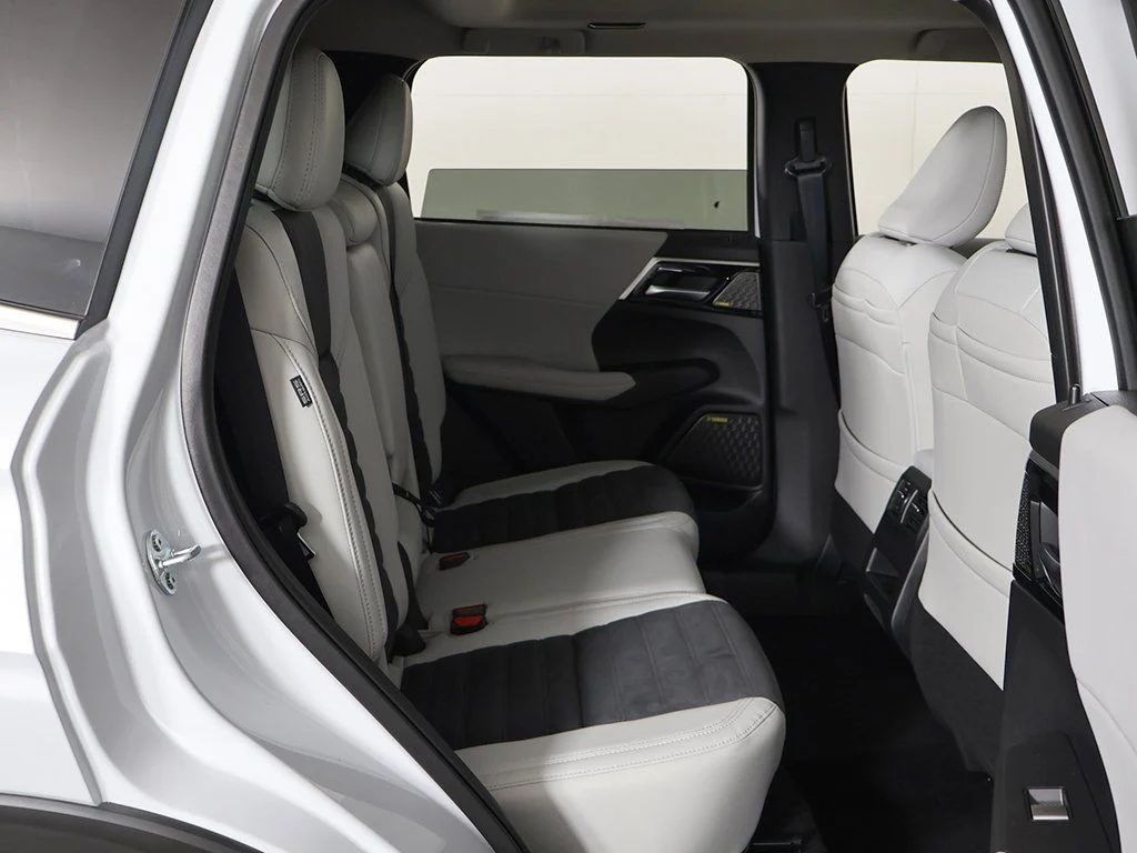 2025 Mitsubishi Outlander SE - Photo 32