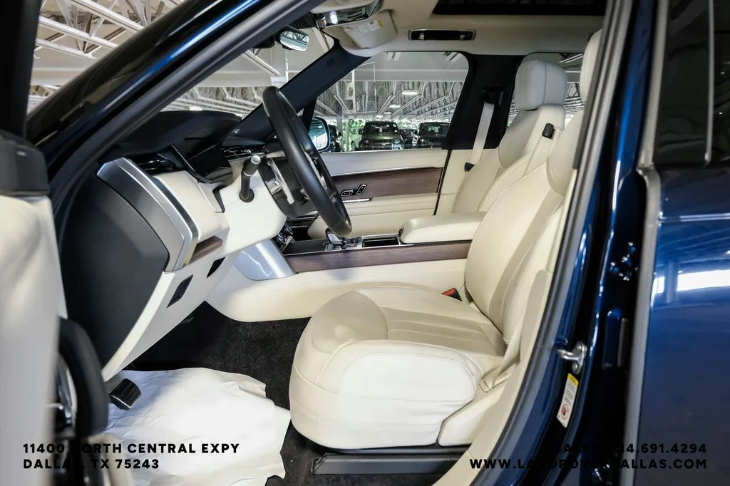 Used 2023 Portofino Blue Metallic Land Rover SE image 3