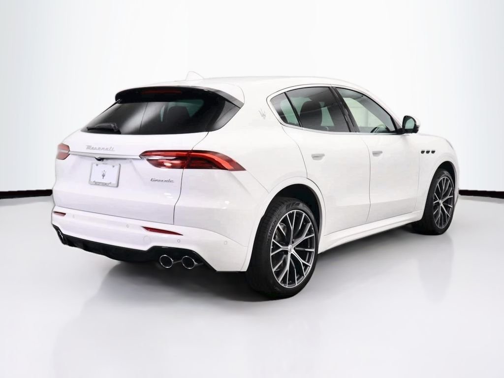 Used 2025 Bianco Astro Metallic Maserati Base image 5