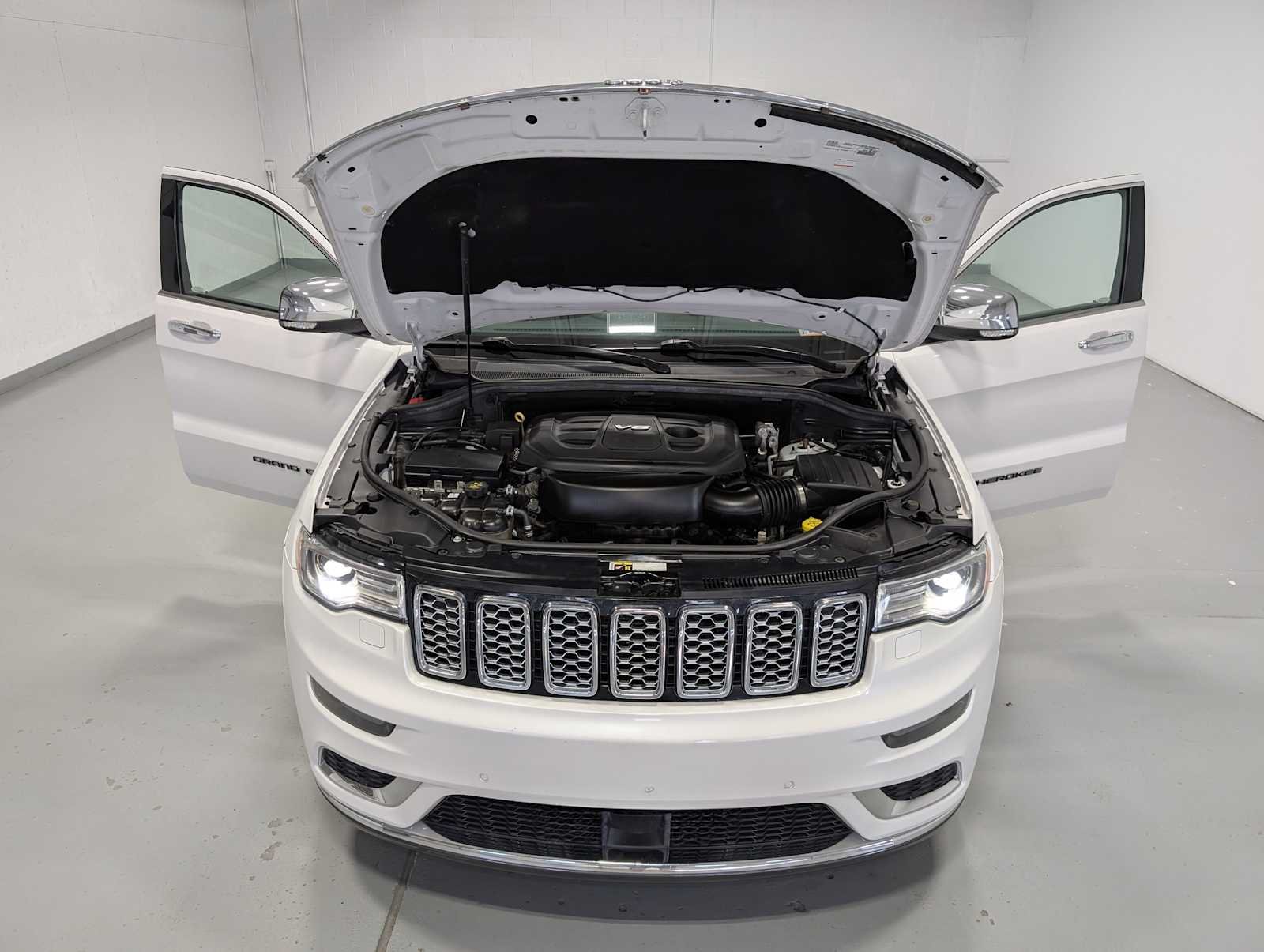 Used 2018 Ivory Tri-Coat Pearl Jeep Summit image 13