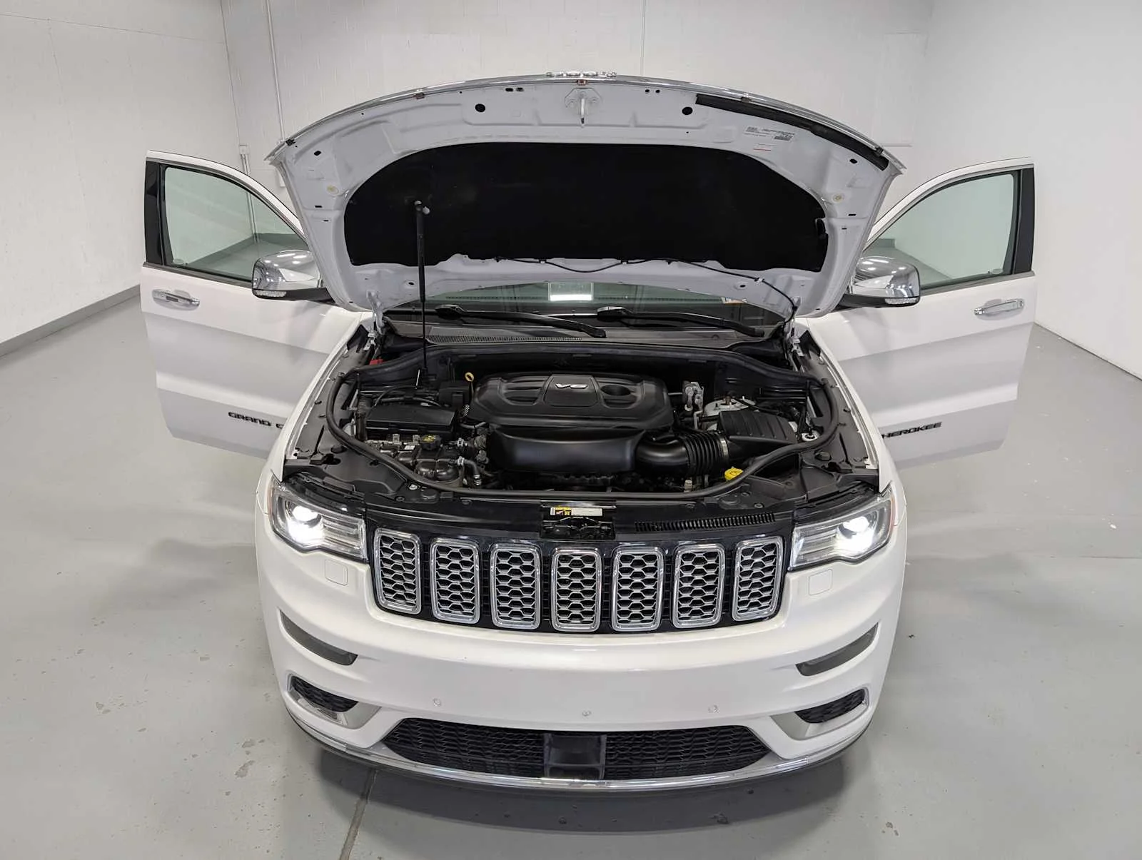 Used 2018 Ivory Tri-Coat Pearl Jeep Summit image 13