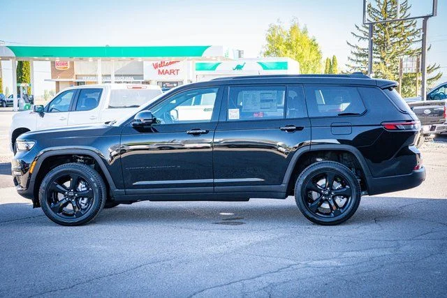 New 2025 Diamond Black Crystal Pearl-Coat Exterior Paint Jeep Limited image 10