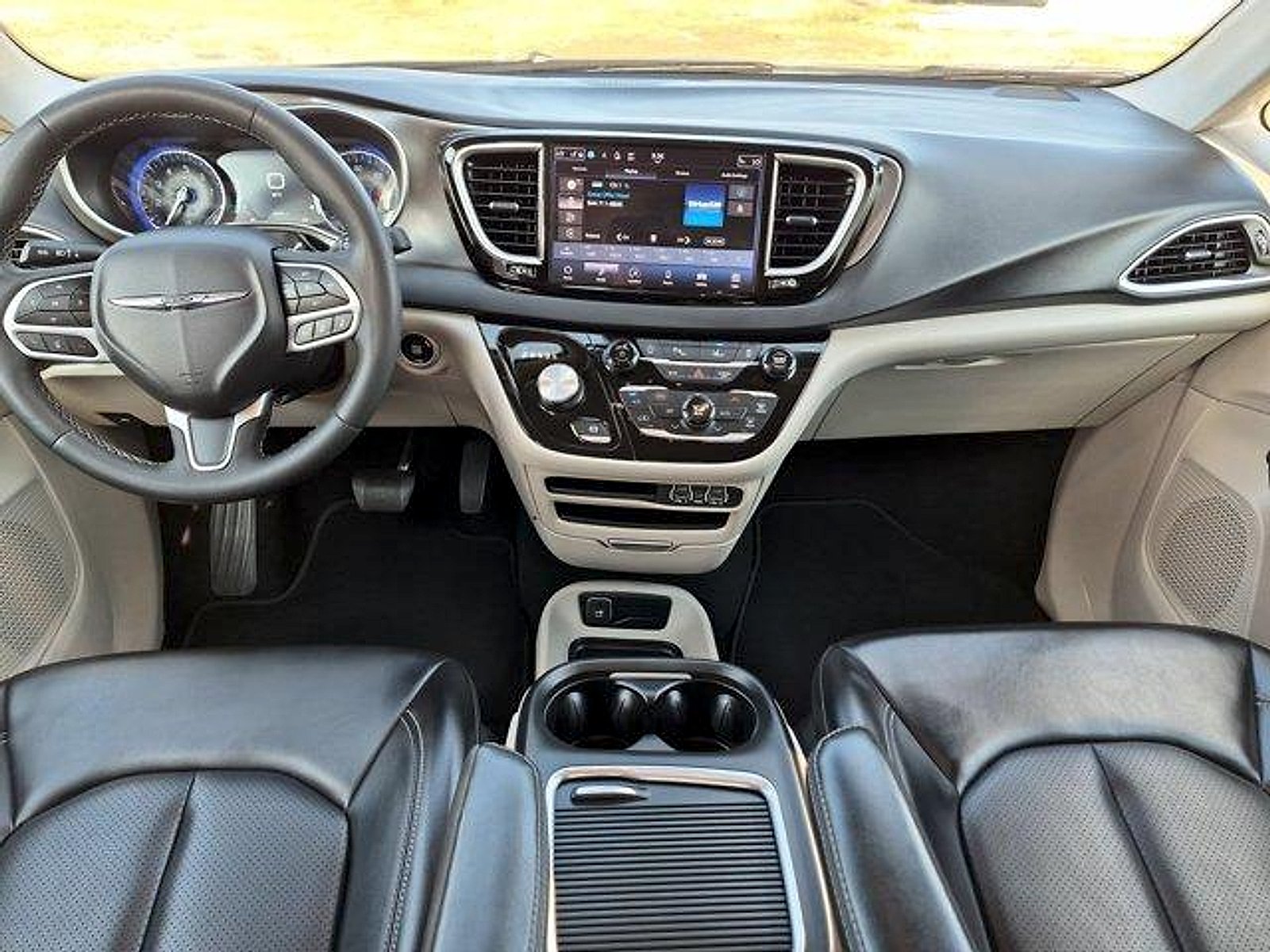 Used 2023 Bright White Clearcoat Chrysler Touring L image 19