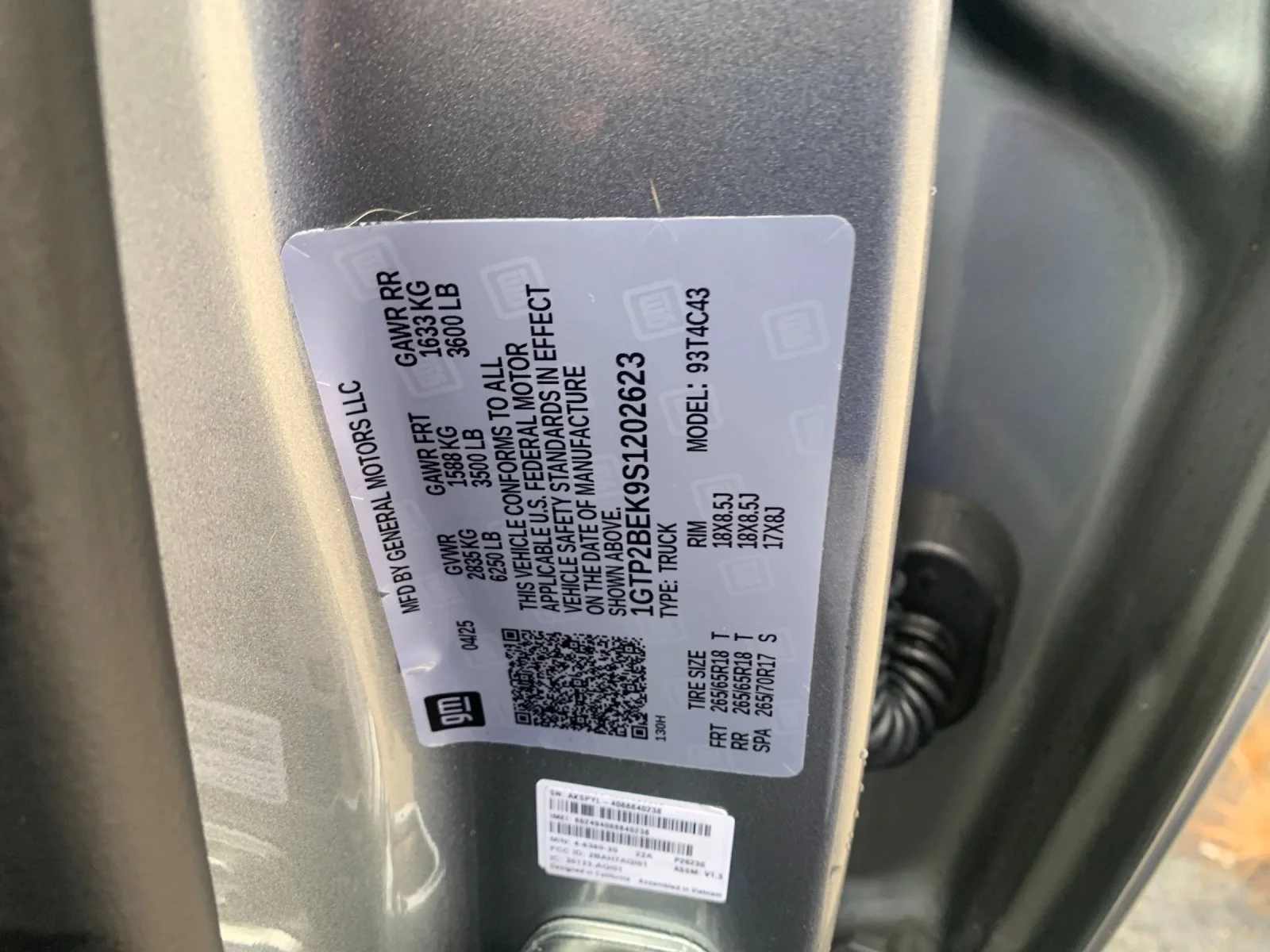 Used 2025 Sterling Metallic GMC Elevation image 32