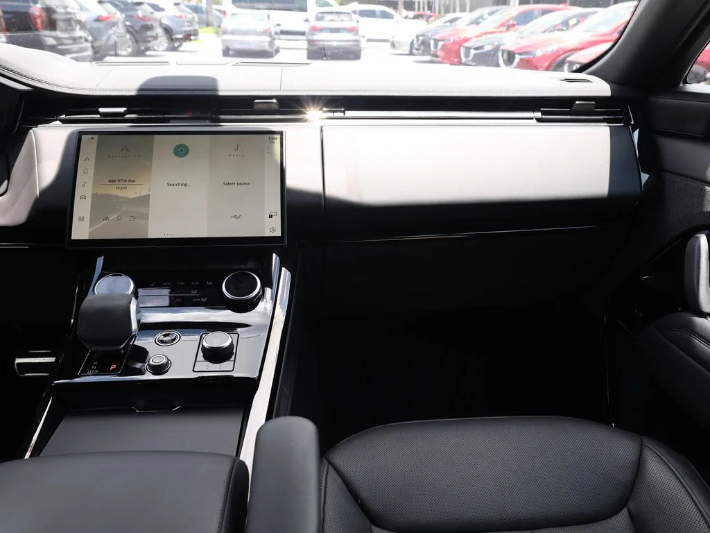 Used 2023 White Land Rover SE Dynamic image 25