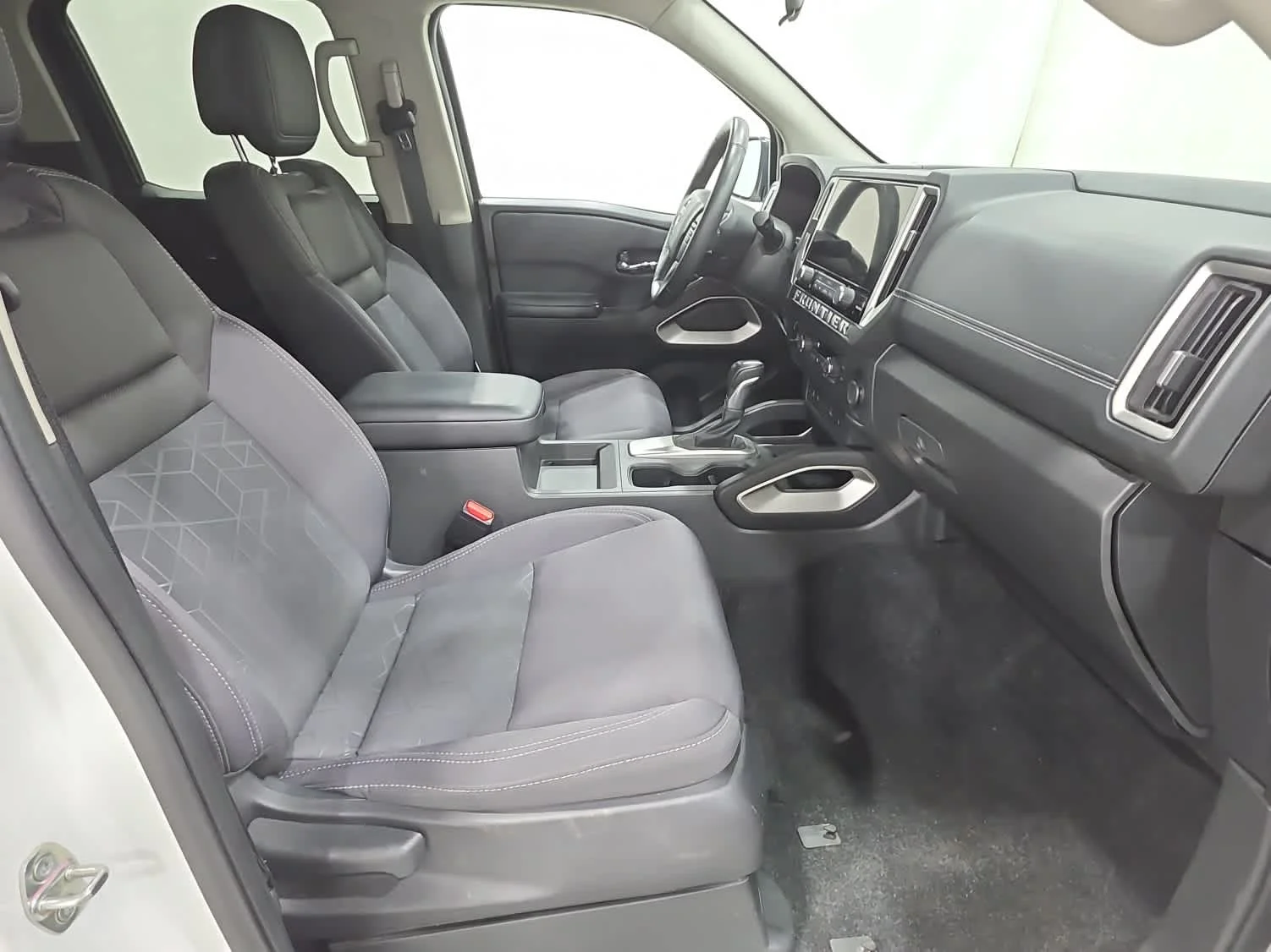 Used 2025 Whi/white Nissan SV image 23