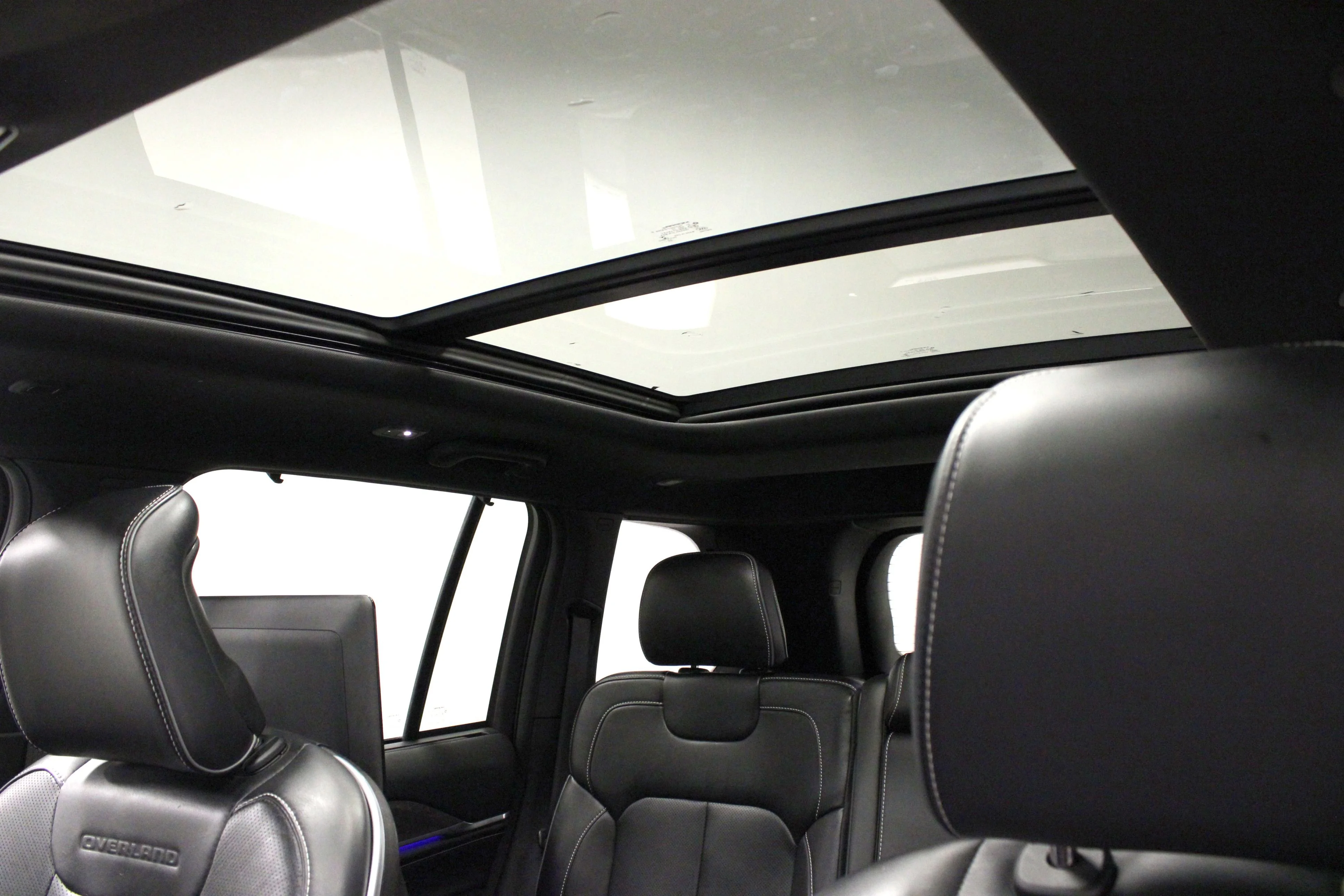 Used 2023 Diamond Black Crystal Pearlcoat Jeep Overland 4xe image 10