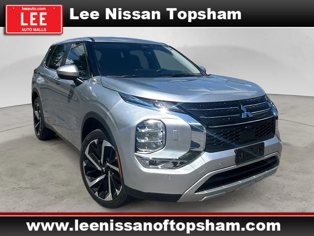 Used 2022 Silver Mitsubishi SE image 8