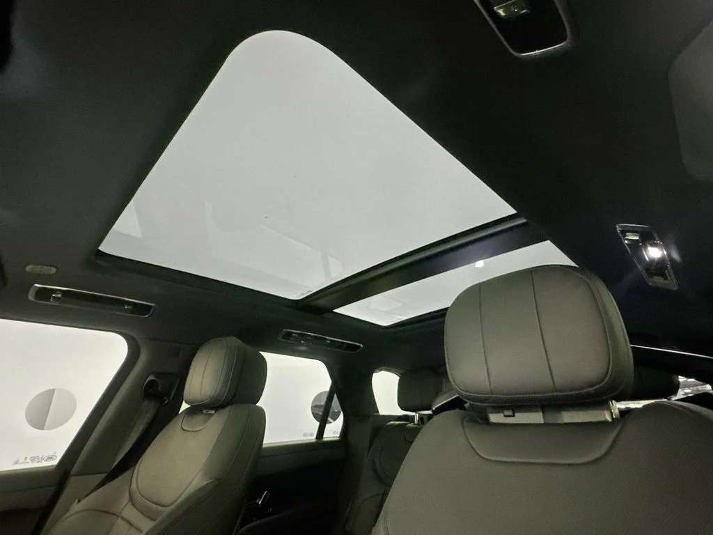 Used 2024 White Land Rover Dynamic SE image 22