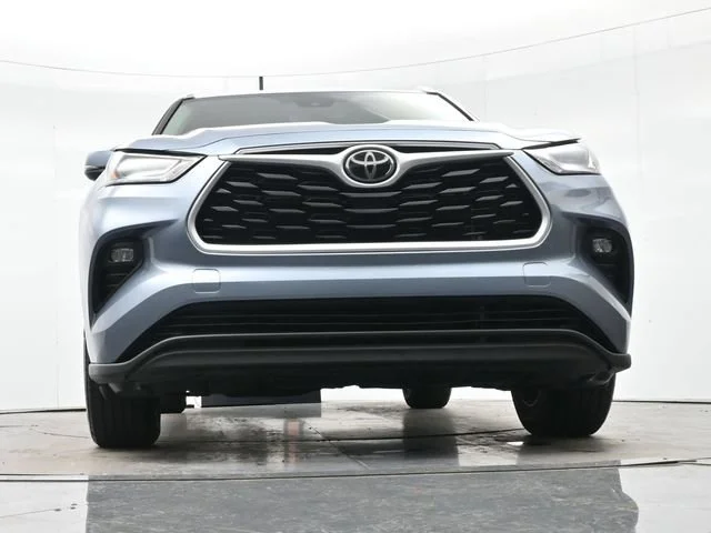 Used 2022 Moon Dust Toyota XLE image 27