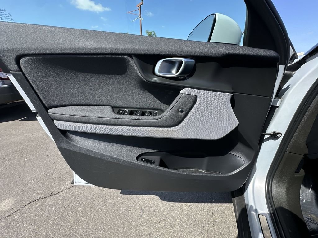 Used 2023 White Polestar Long Range Dual Motor Performance image 21