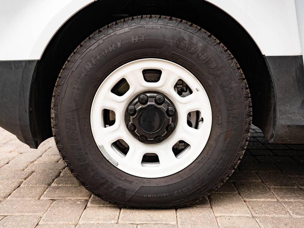 Used 2025 Oyster White Chevrolet 400 image 13