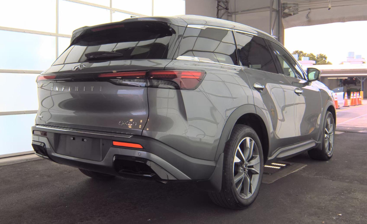 Certified Used 2023 Gray INFINITI LUXE image 15