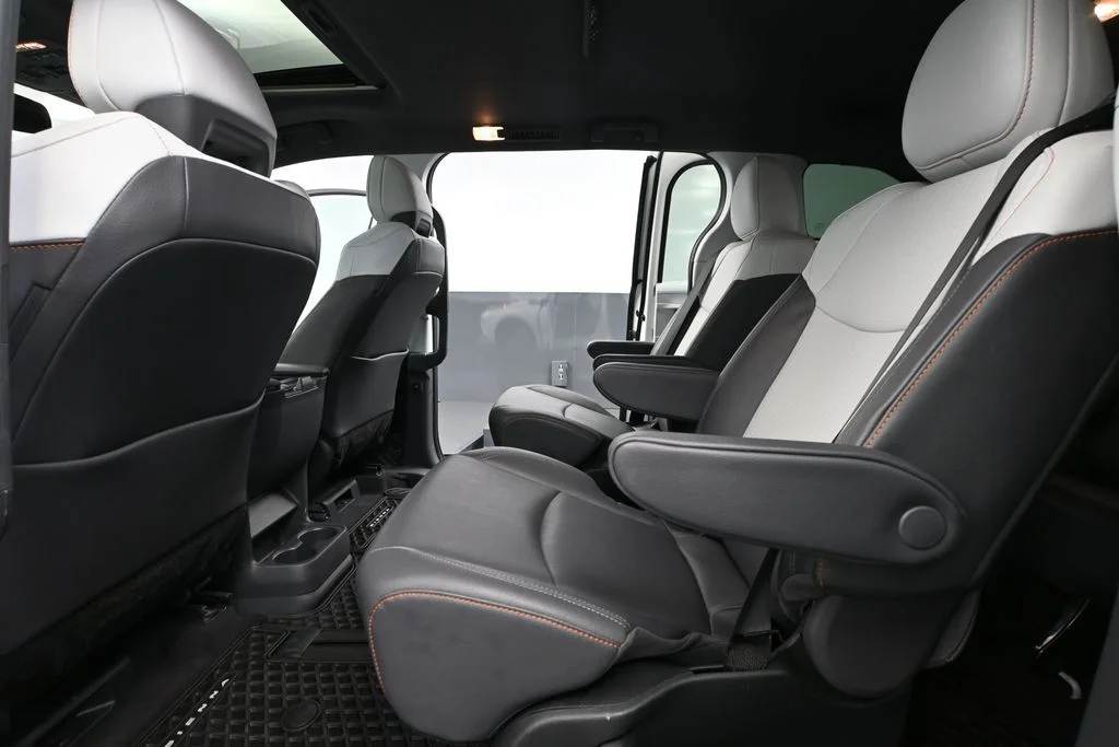 2024 Toyota Sienna XSE - Photo 38