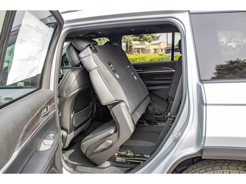 New 2026 SILVER ZYNITH Jeep Laredo Altitude image 19