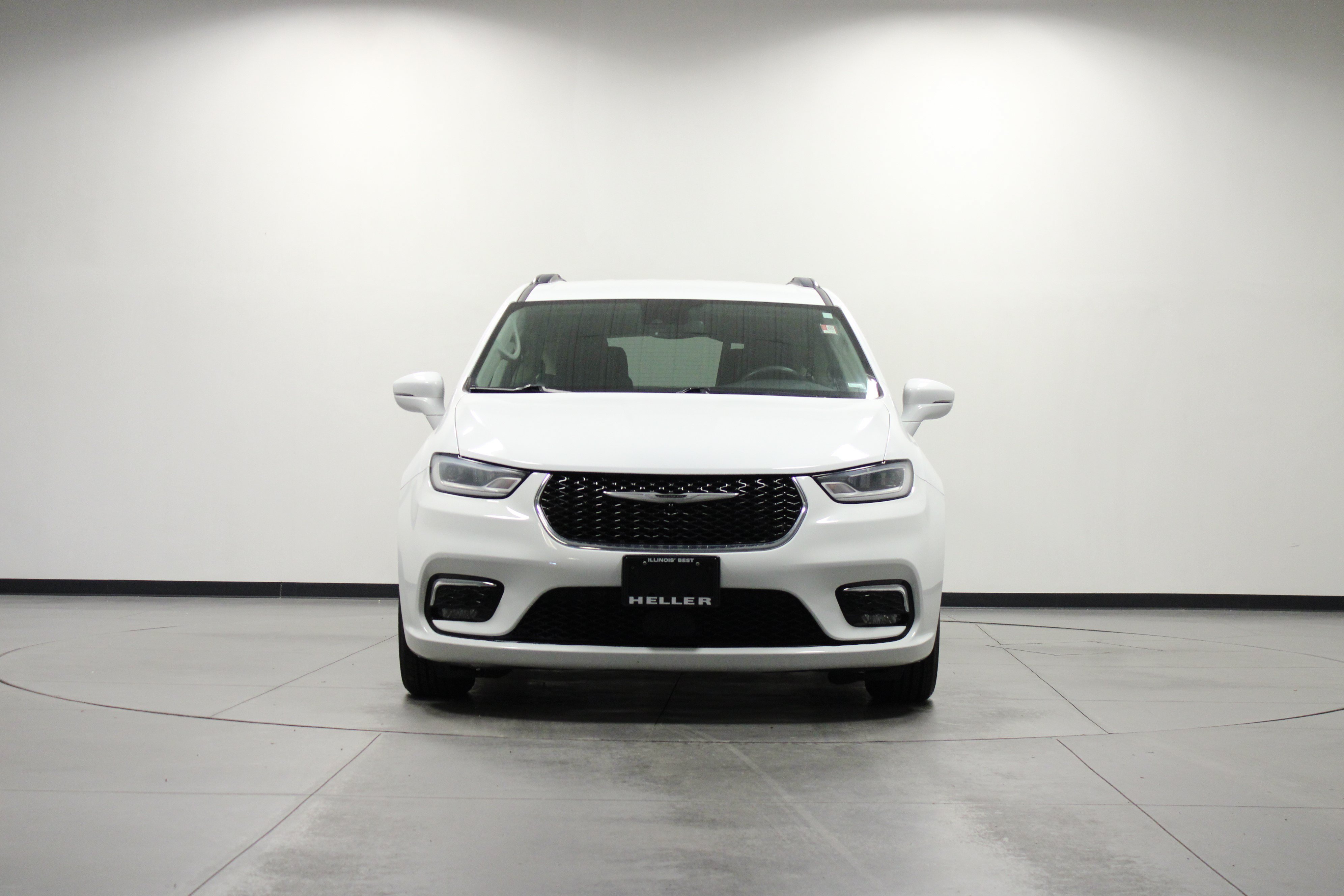 Used 2022 Bright White Clearcoat Chrysler Touring L image 9