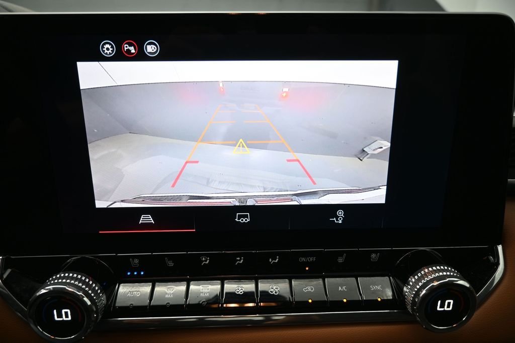 Used 2024 White GMC AT4 image 3