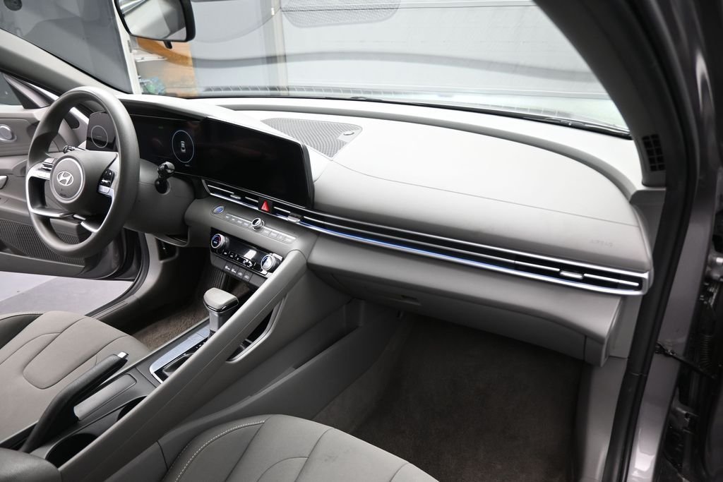 Used 2024 Silver Hyundai SEL image 27