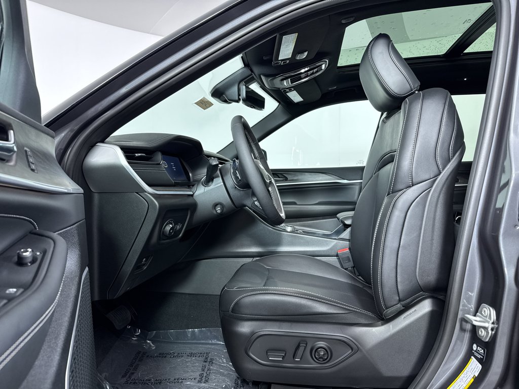 New 2026 Baltic Gray Metallic Clear-Coat Exterior Paint Jeep Limited Reserve image 7