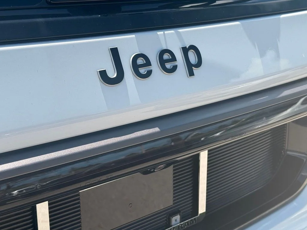 New 2026 Bright White Clear-Coat Exterior Paint Jeep Summit Reserve image 40