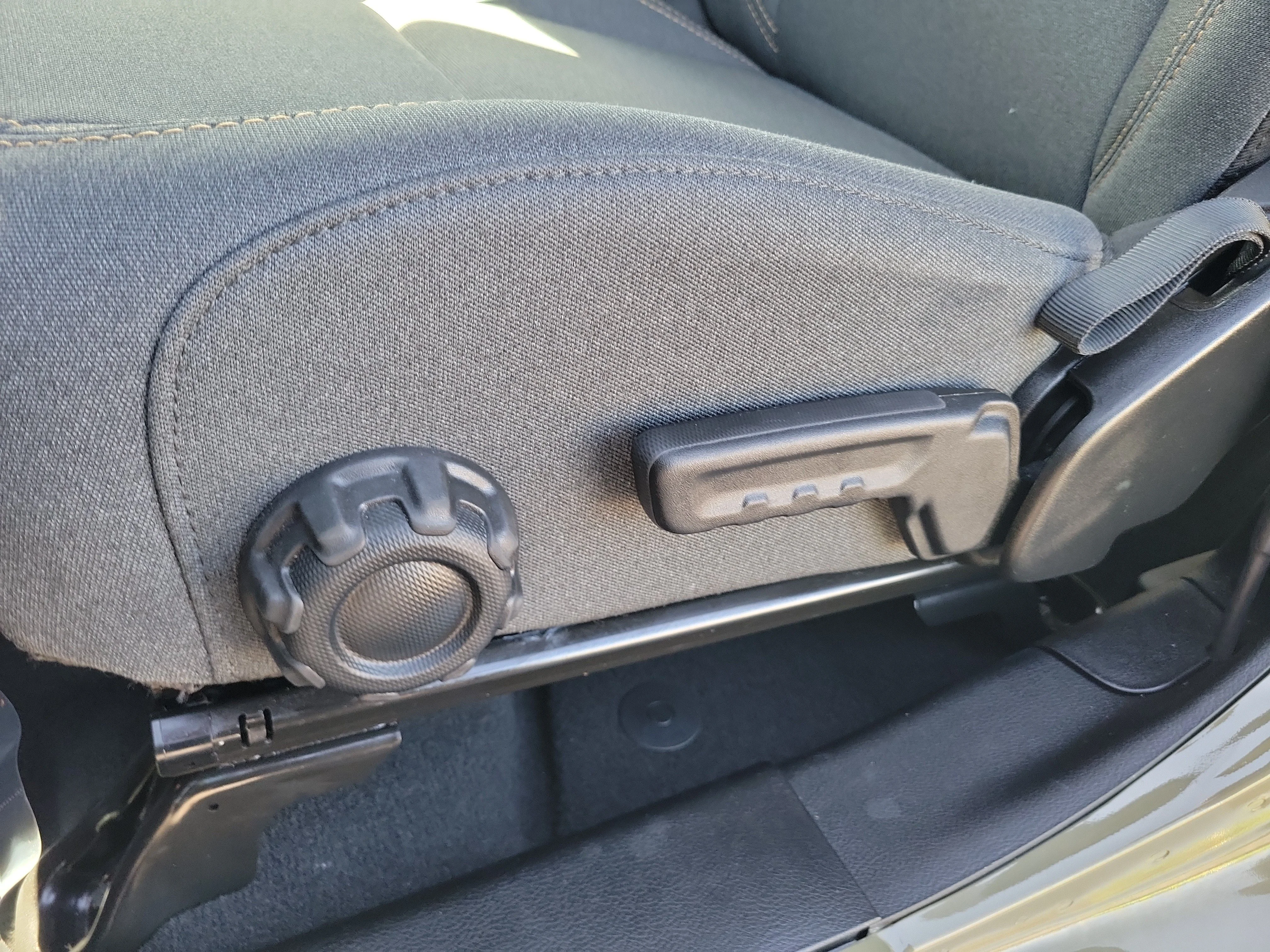 Used 2025 Green Jeep Sport S image 13