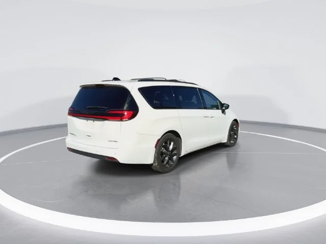 Used 2025 White Chrysler Limited image 2