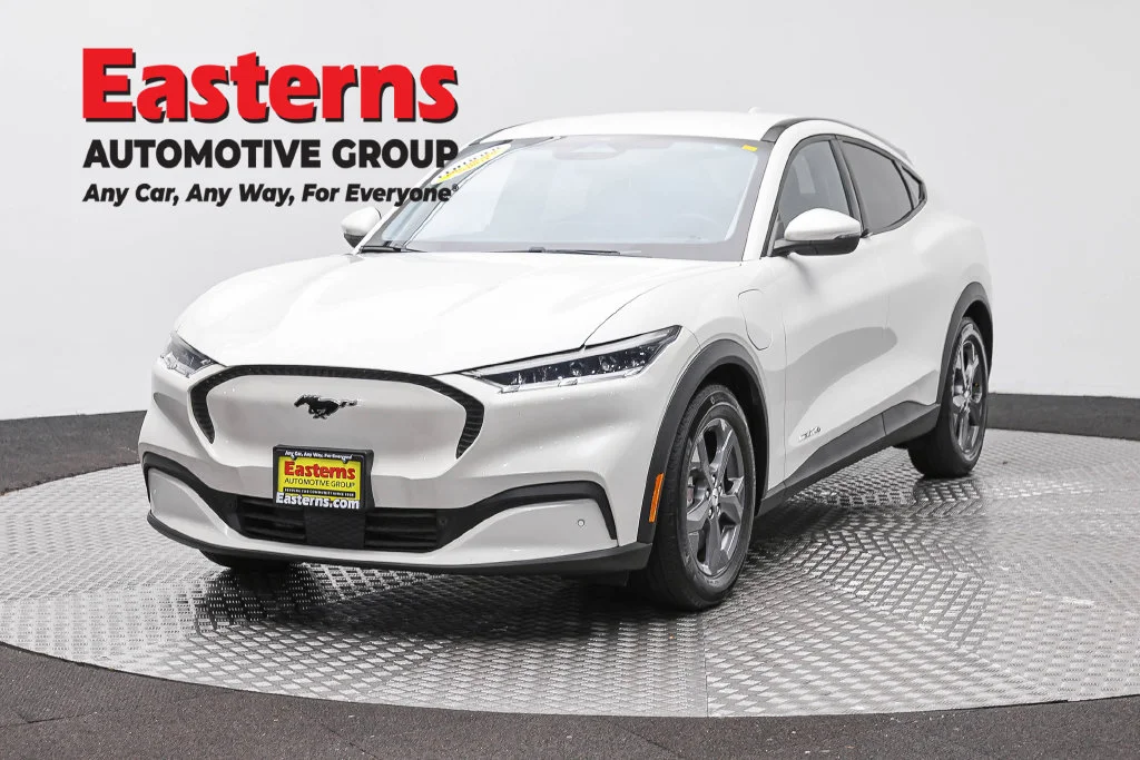 Used 2021 White Ford Select image 1