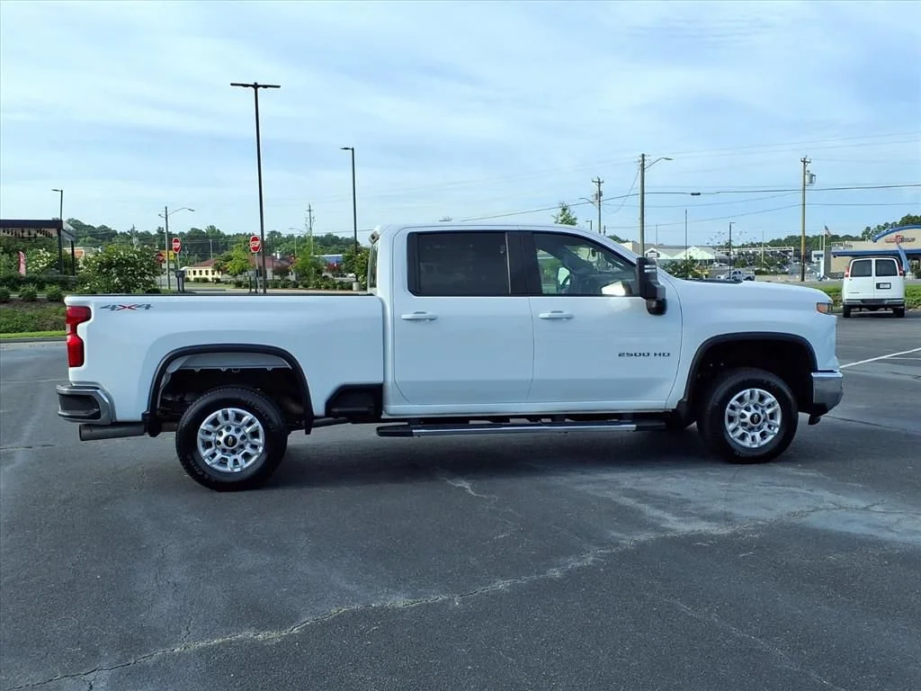 Used 2025 Summit White Chevrolet LT image 19