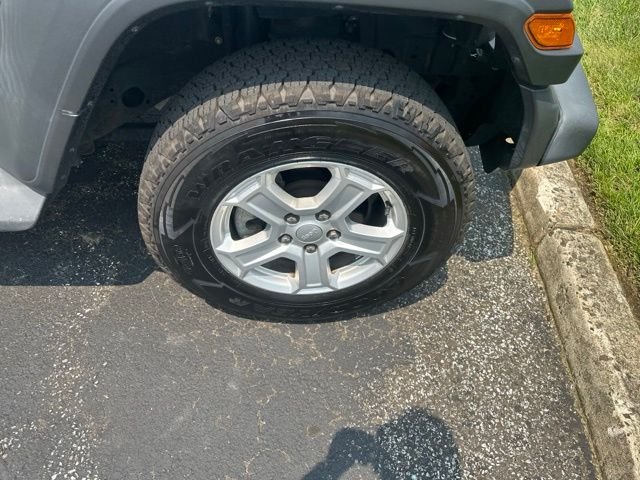 Used 2019 Gray Jeep Sport S image 11
